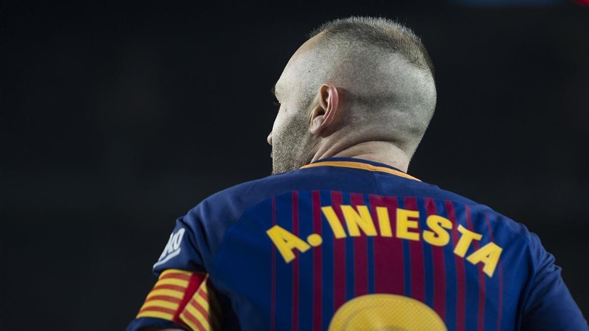 Iniesta, en un derbi contra el Espanyol en el Camp Nou.