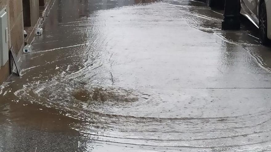 Una arqueta desbordada en las últimas inundaciones registradas en Vilaxoán.