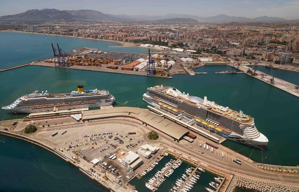 Vistas aéreas de la Estación Marítima de Málaga en el Muelle 1, que no deja de romper registros históricos.