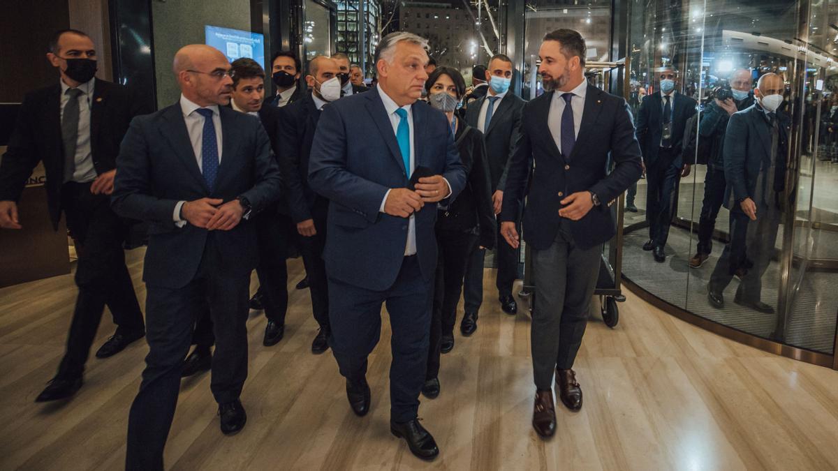 El primer ministro de Hungría, Viktor Orban, llega a una cumbre de líderes de partidos de derecha europeos junto con el líder del partido Vox, Santiago Abascal, y el eurodiputado Jorge Buxadé, en Madrid,