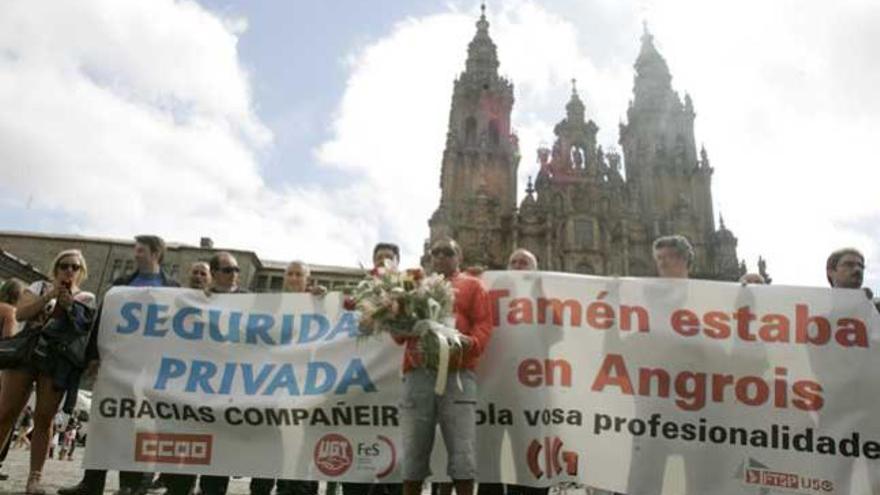 Concentración de los vigilantes en el Obradoiro. // Xoán Álvarez