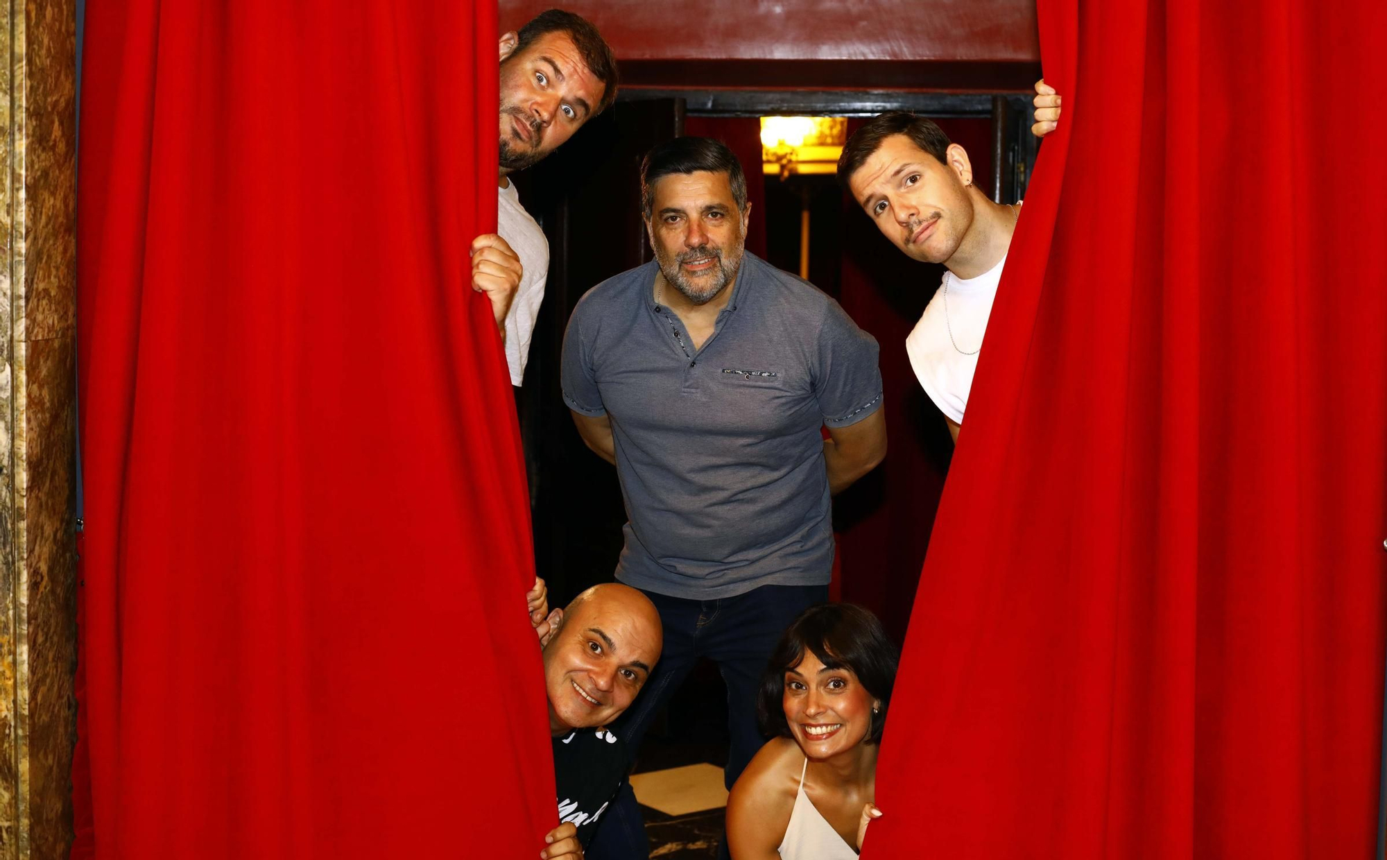 El director José Saiz y el elenco de la obra, este jueves en el Teatro Principal.