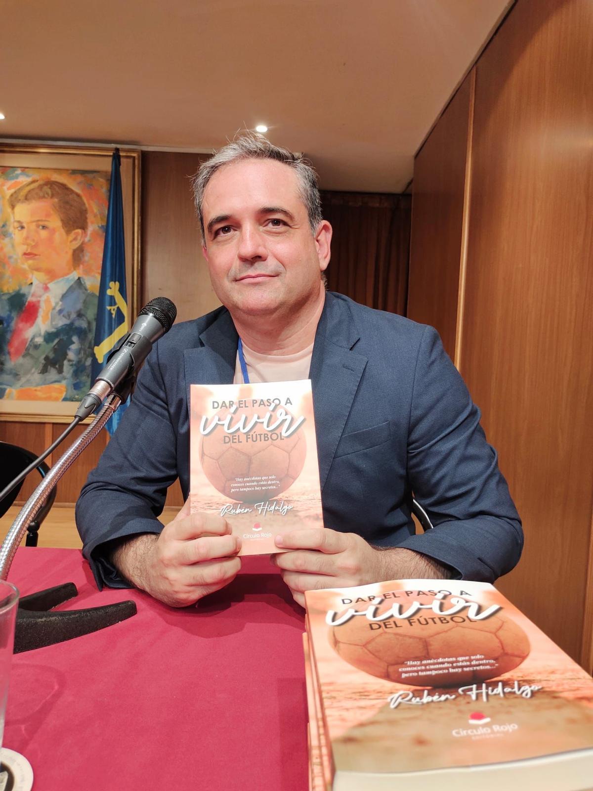 Rubén Hidalgo Ramiro,  en la presentación de su libro.
