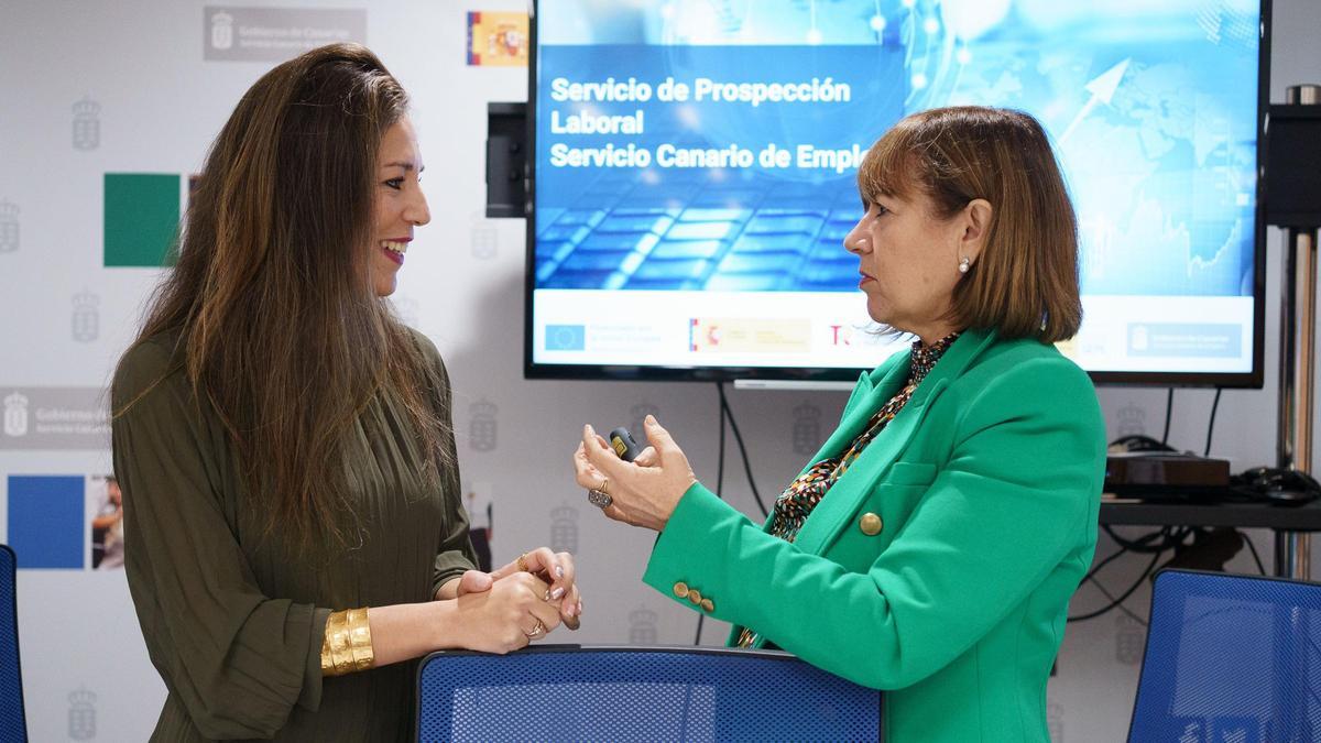 La consejera regional de Empleo y Turismo, Jéssica de León, junto a la exdirectora del SCE, Dunnia Rodríguez.