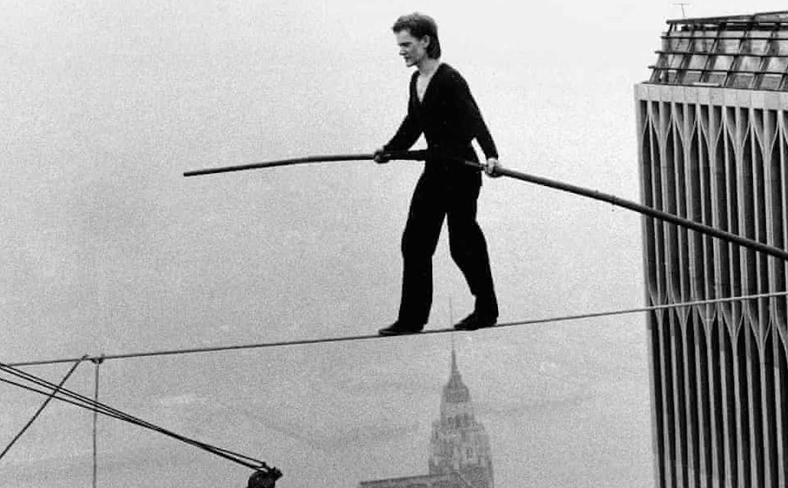 O funambulista francés Philippe Petit camiñando entre as Torres Xemelgas (Nova York, agosto de 1974).