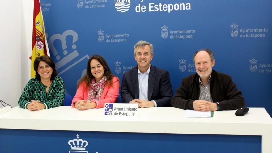 El alcalde José María García Urbano, con la edil Luisa López, y el presidente y la secretaria de la Mesa de Escolarización.