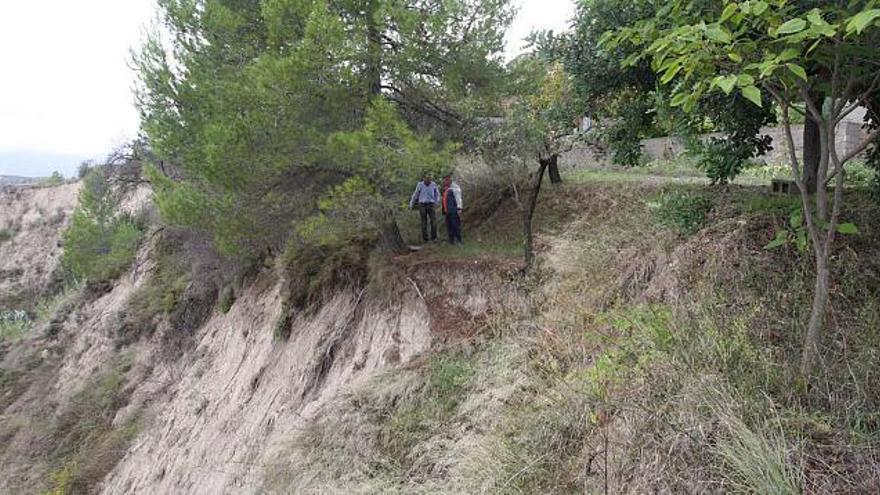 Los vecinos de Benillup llevan dos días pendientes del barranco, ante el temor de que la lluvia produzca nuevos corrimientos como en el año 2004