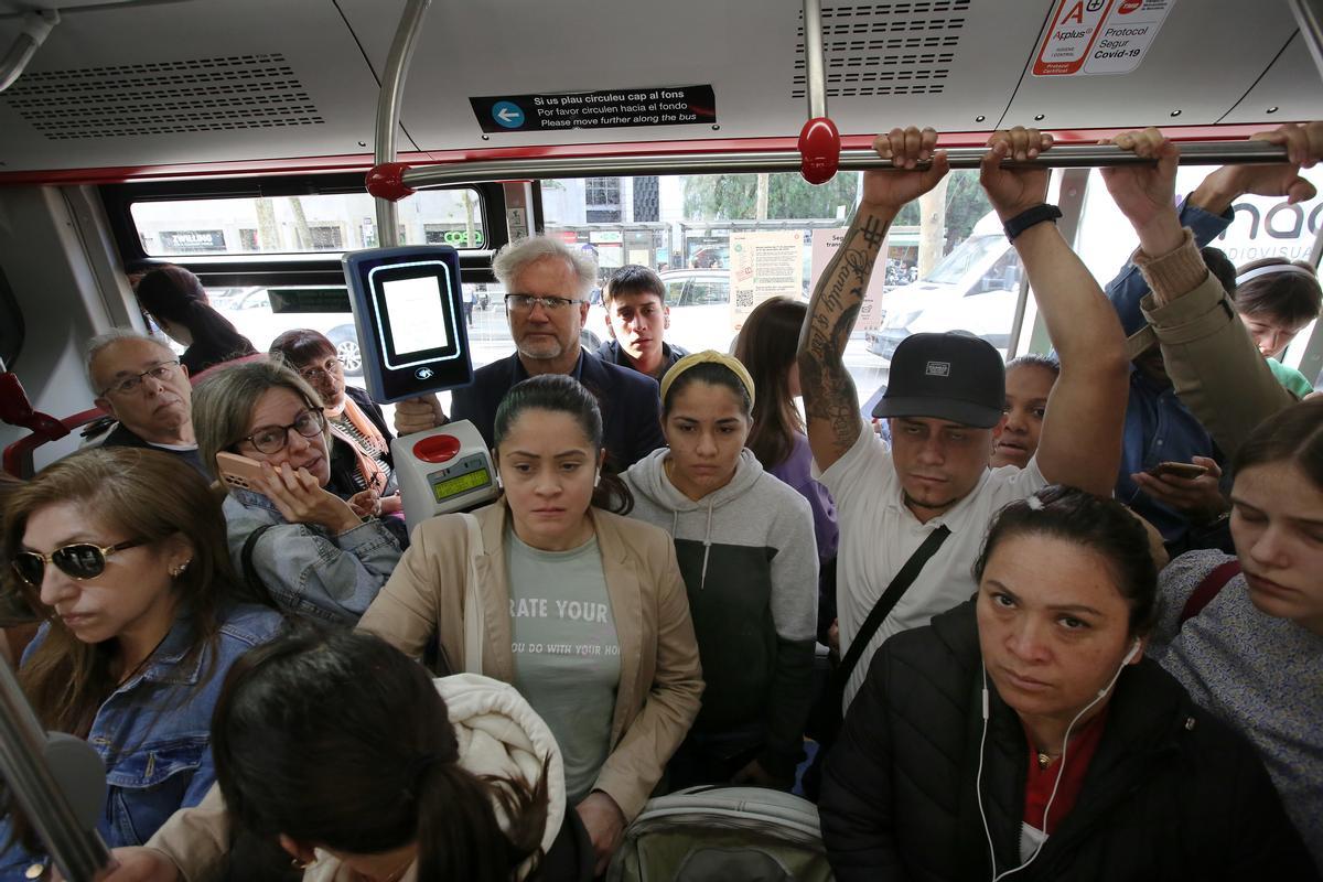Un bus de TMB, lleno de pasajeros, la mañana del jueves, durante la jornada de huelga de 24 horas