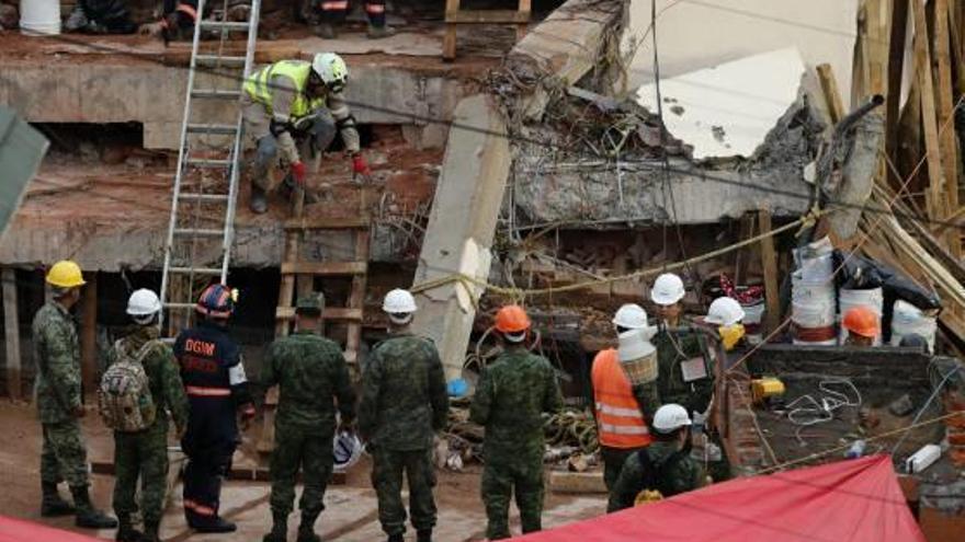 Els serveis de rescat continuen buscant supervivents a l&#039;escola Enrique Rébsamen.