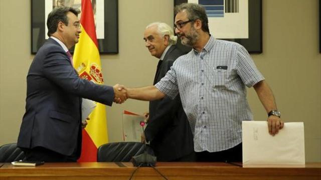 Entrega del laudo, por parte del árbitro designado, a los representantes de la empresa y del comité de los trabajadores, ayer.