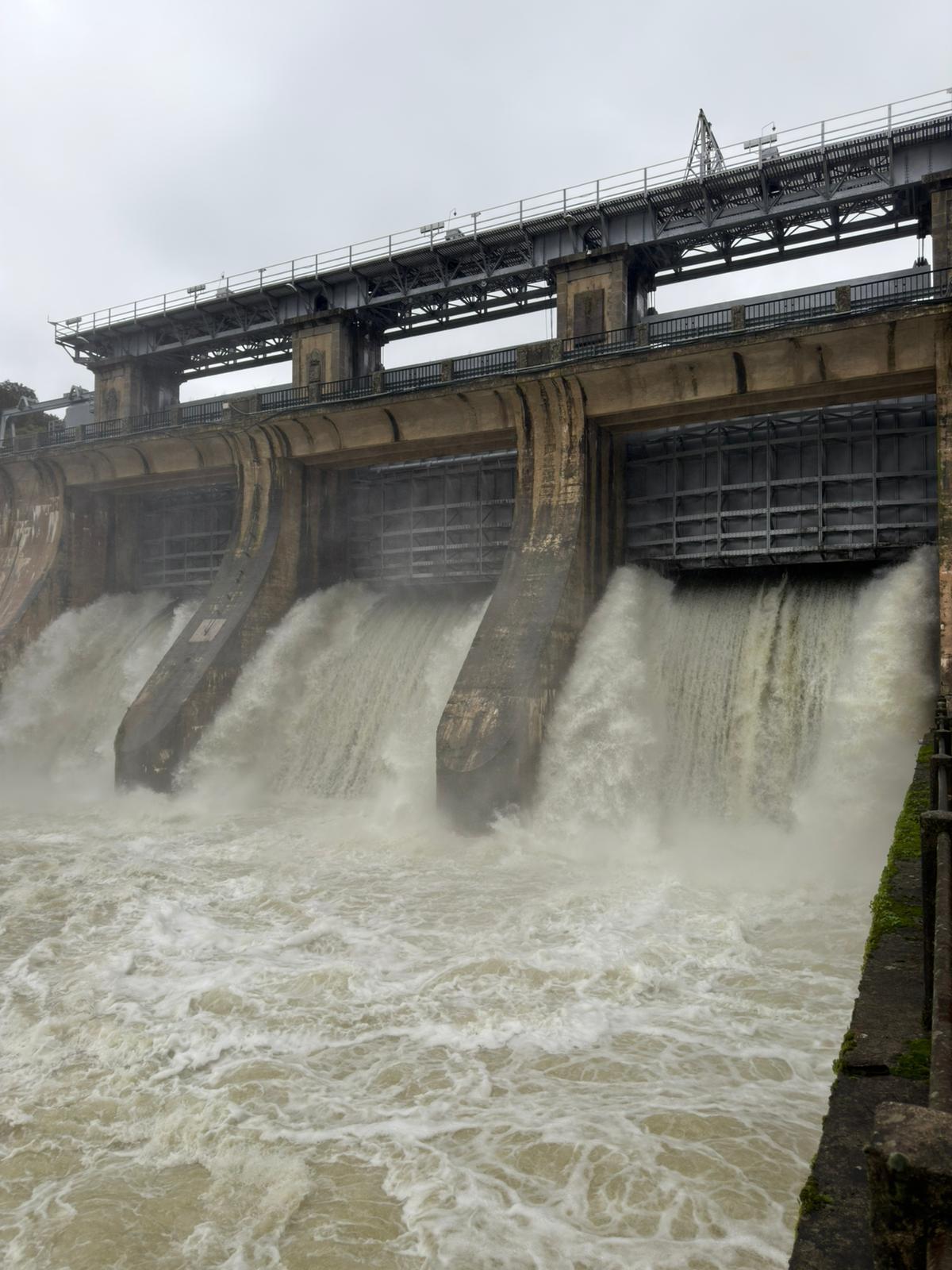 Presa de Rosarito (en provincias de Ávila y Toledo, muy cercana a la región), aliviando agua estos días.