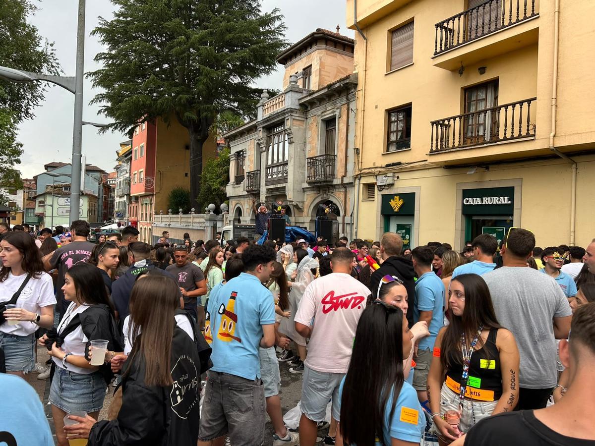 En imágenes: así fue la celebración de las peñas por el centro de Tineo En imágenes: así fue la celebración de las peñas por el centro de Tineo