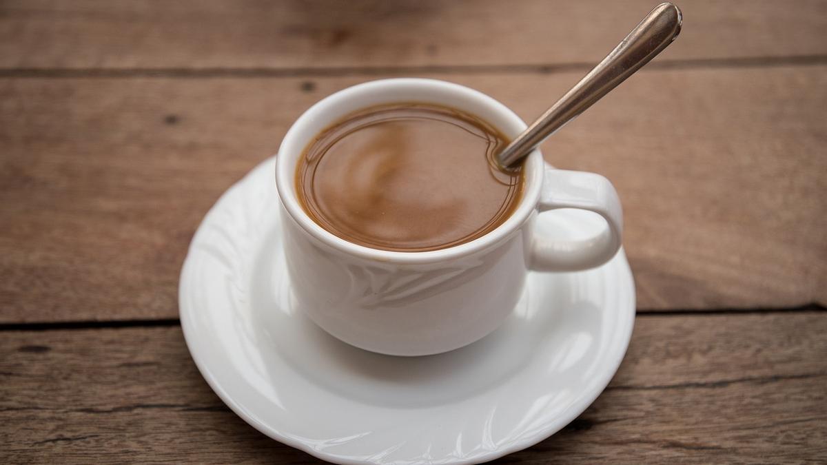 Una taza de café con la cucharilla dentro