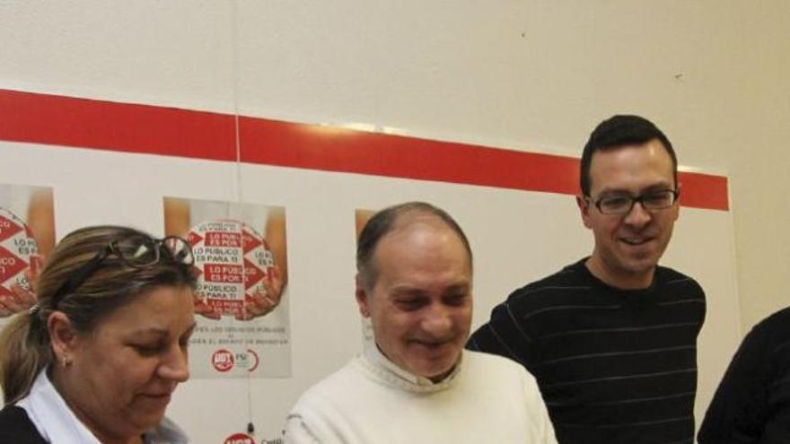 El secretario regional, Faustino Temprano (centro), con miembros de UGT.