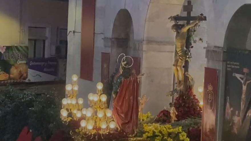 Lunes Santo: salida del Cristo del Perdón de la iglesia de San Antolín.