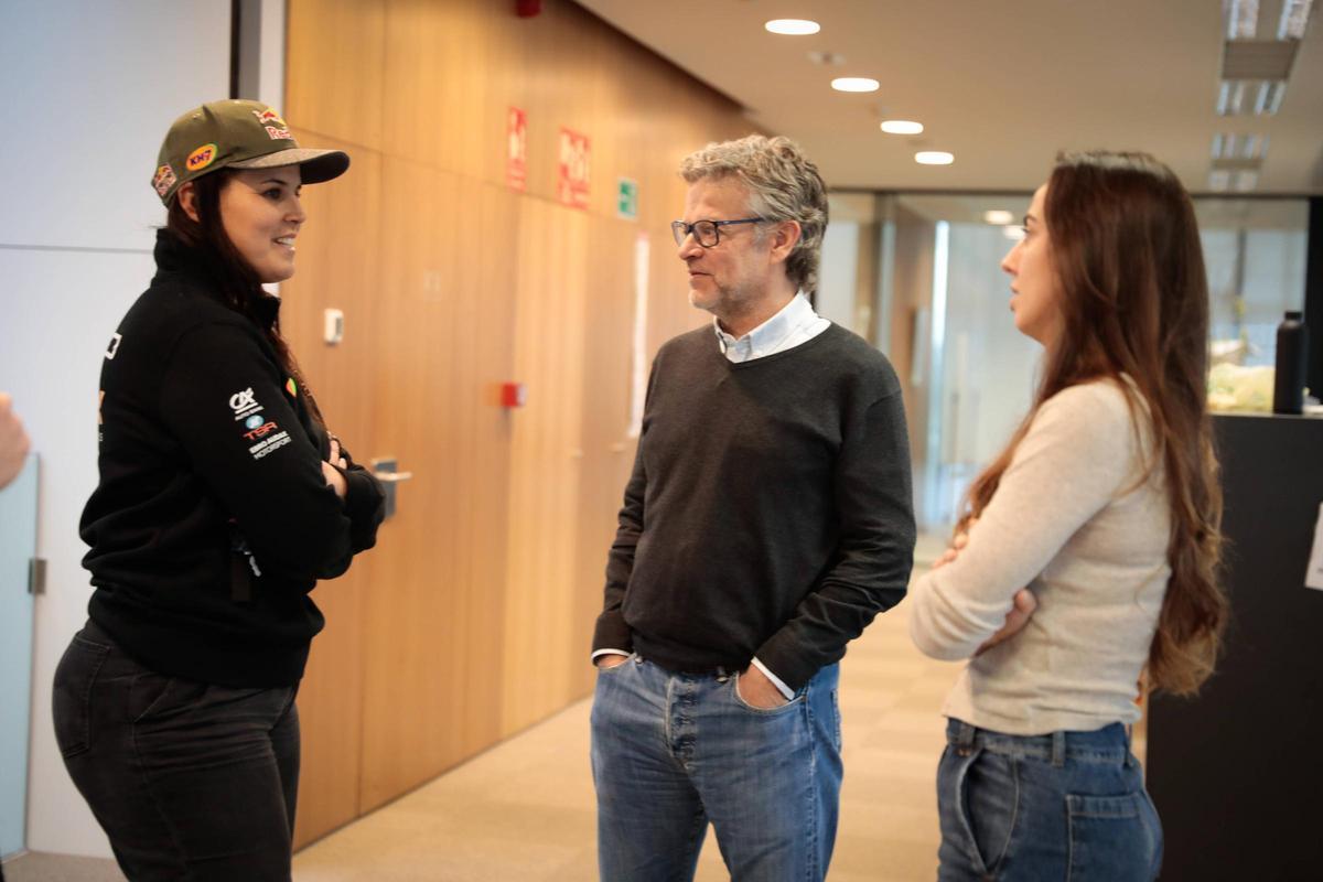 Laia Sanz junto a Joan Vehils, director de SPORT, y Iulene Servent, subdirectora del diario