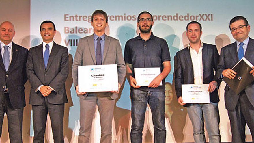 Ganador y finalistas posan con los organizadores.