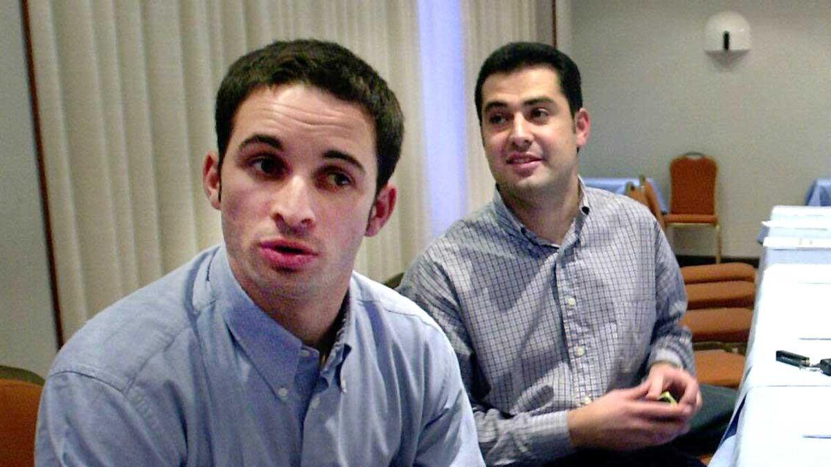 Santiago Abascal y Juanma Moreno Bonilla, en el año 2000, cuando el primero era el líder de Nuevas Generaciones en el País Vasco y el segundo el presidente nacional de la organización juvenil.