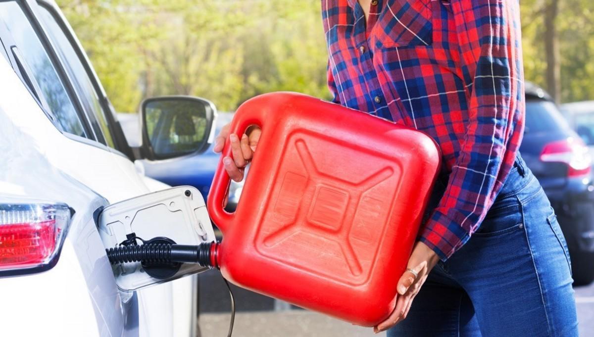 ¿Es ilegal quedarse sin gasolina? La respuesta te salvará de una multa
