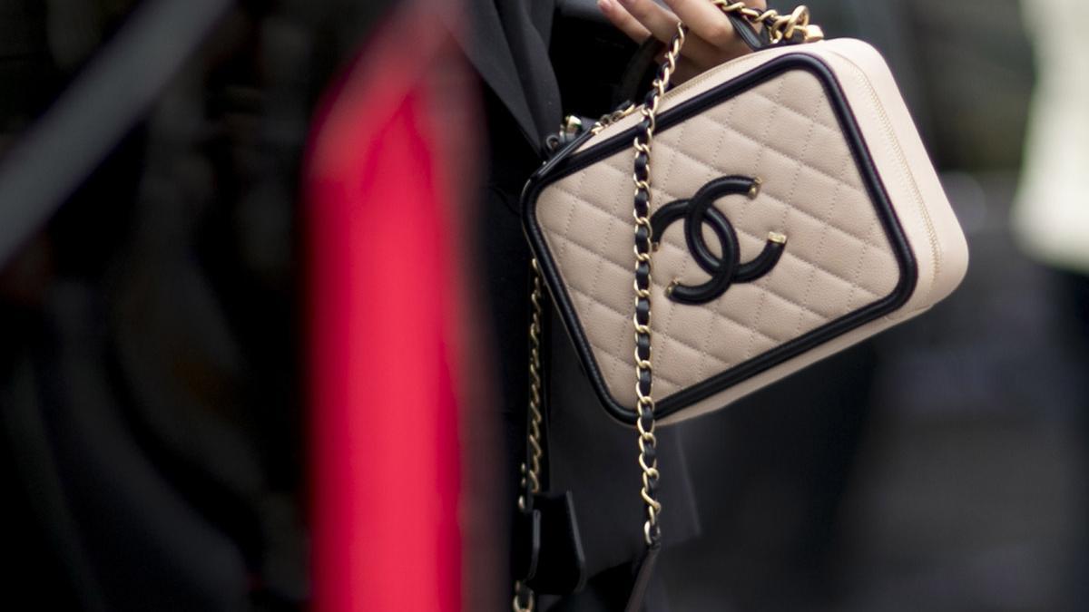 Bolso Chanel nude y negro en París