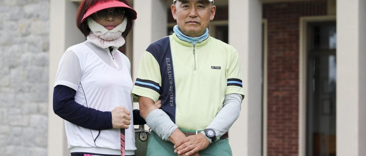 Hae Ja Song Lee y Song Kang Suk Myung, practicando en el campo de golf municipal de La Llorea.