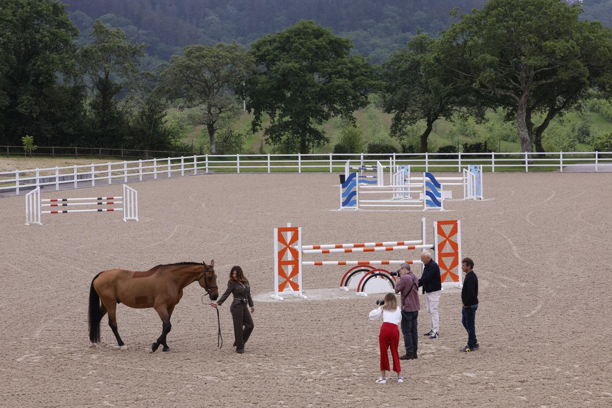 Ivonne Reyes, una amazona de lujo entre caballos en Sariego.