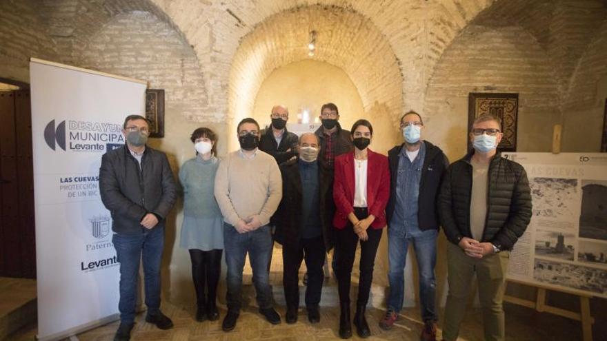 Los participantes en el interior de la Torre de Paterna, donde se celebró el encuentro y que cumple 50 años como monumento histórico. | FERNANDO BUSTAMANTE