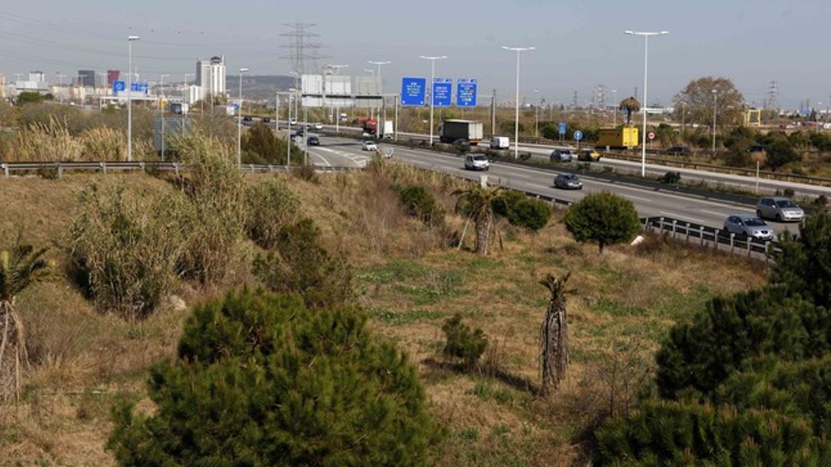 Autopista C-32, en medio de los terrenos que albergarían el complejo Eurovegas en El Prat de Llobregat