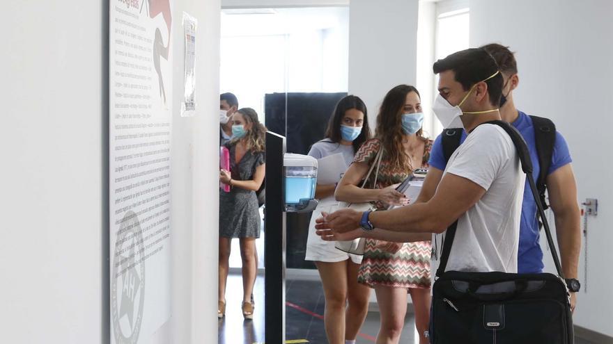 Jóvenes en una biblioteca municipal