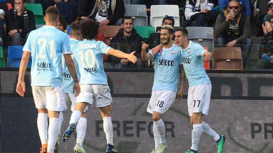Luis Alberto (18) celebra con sus compañeros el gol del triunfo del Lazio.