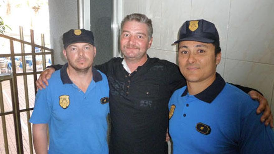 Mika Tapio, en el centro, junto a los agentes de la Unidad de Policía Turística, Marcos Naranjo (i) y Gregorio Valerón (d), ayer en el portal del apartamento.i I. R.