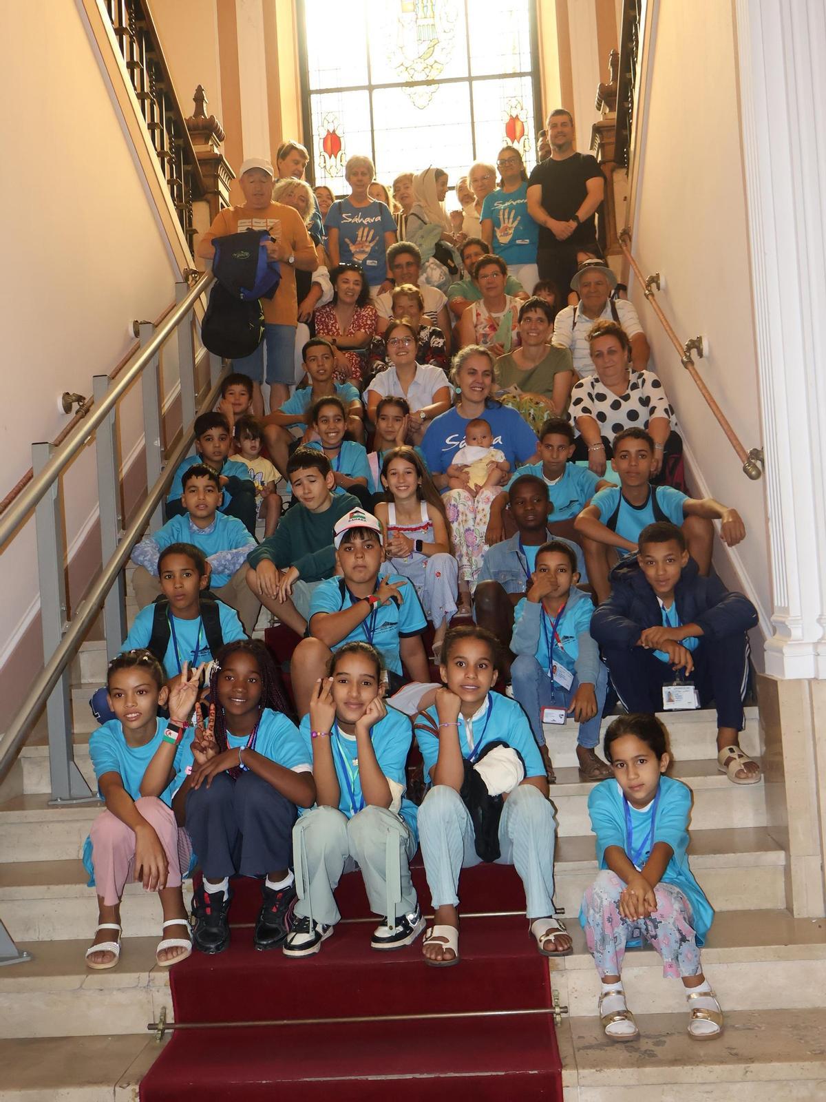 Niños del programa "Vacaciones en paz", en las escaleras de la Casa Consistorial junto a miembros de Zamora con el Sáhara y el concejal del área.