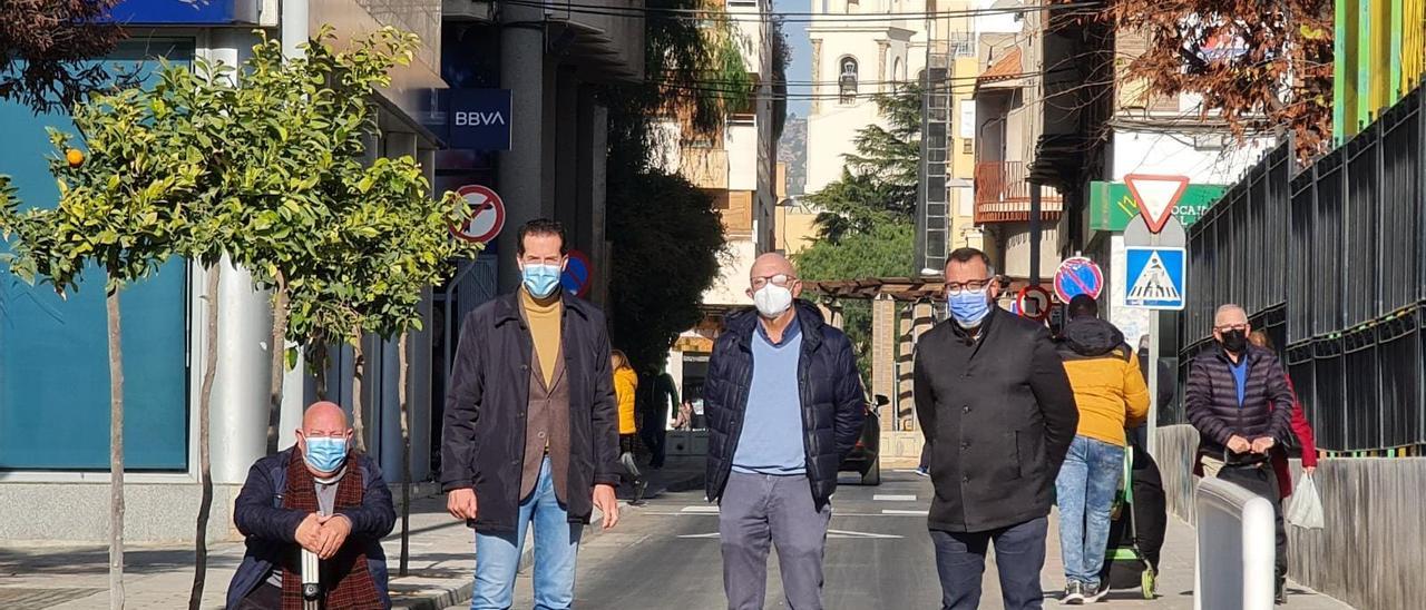 La visita a la renovada calle Cervantes del alcalde, el concejal José Antonio Amat, el técnico y el presidente de Amfi.