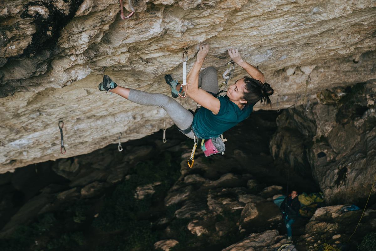 Ainhize Belar en la vía “Iñi Ameriketan” (9a+), cueva de Baltzola, Vizcaya