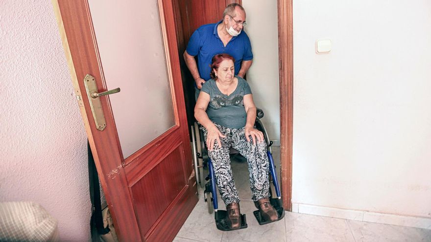 La silla de ruedas apenas cabe por las puertas de la vivienda.