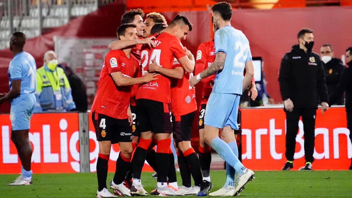 Los jugadores se abrazan al final del partido ante el Girona