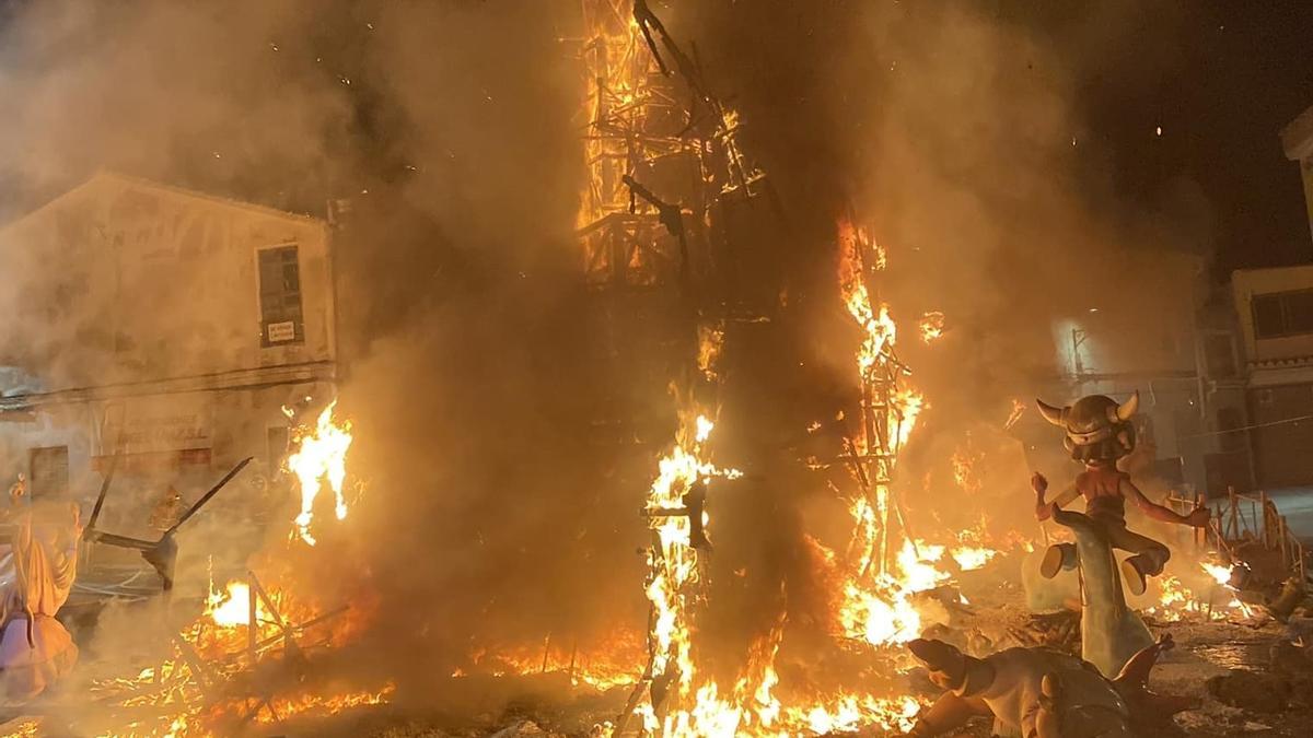 Cremà de la falla del Raval, ganadora de este año en Xàtiva.