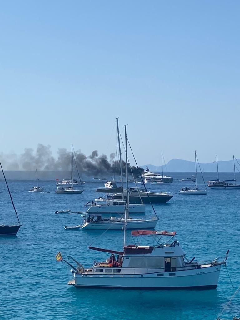 Arde un yate de unos 40 metros de eslora en Formentera.