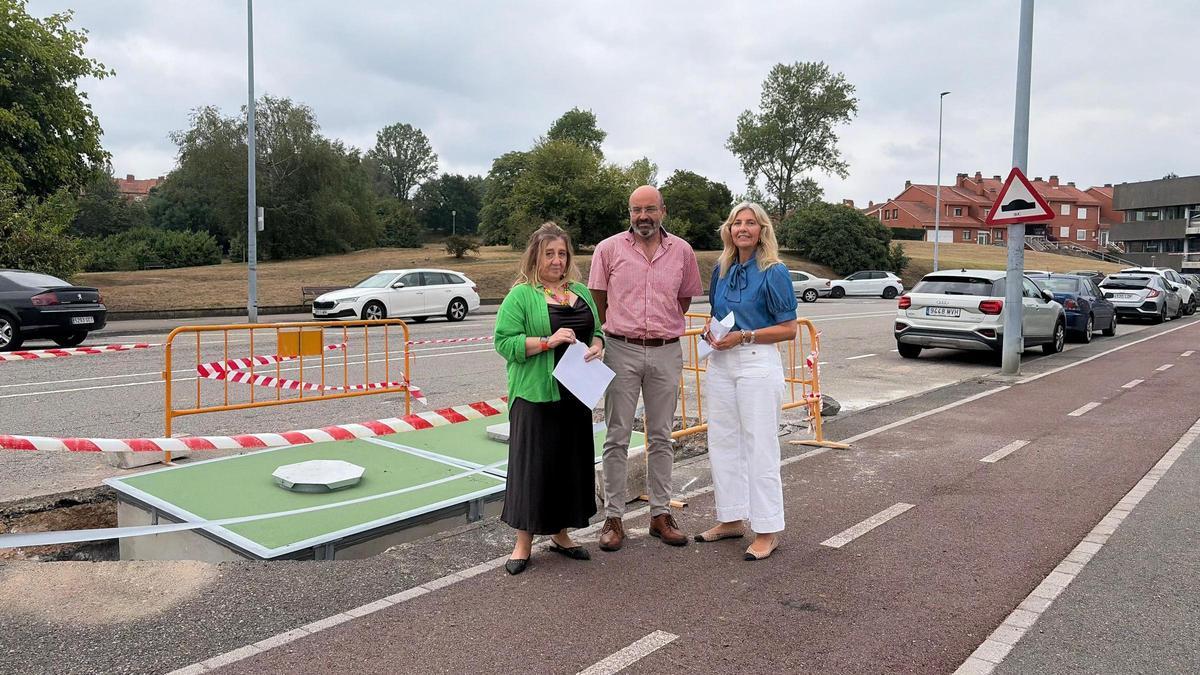 Por la izquierda, la concejala Sonia Lago, José Antonio Martínez, técnico municipal, y la edil Alejandra Cuadriello, en la zona de obras de La Fresneda.
