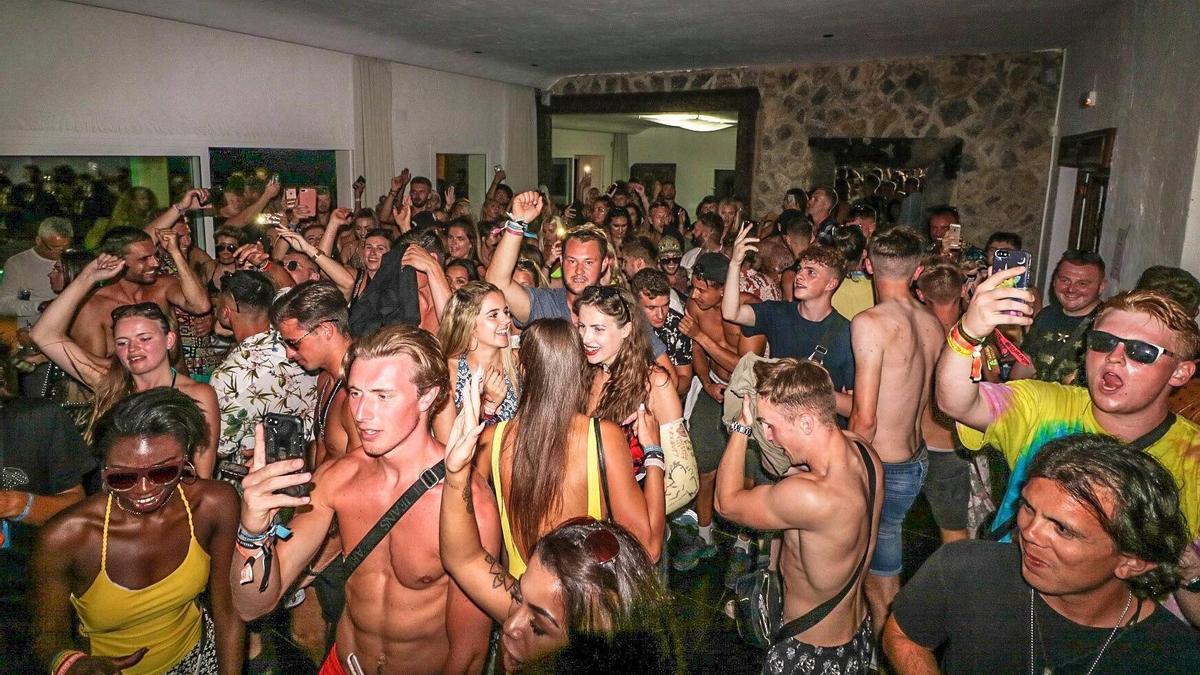 Imagen de archivo de una fiesta ilegal celebrada en un chalé de Ibiza.