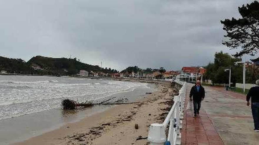 La playa de Santa Marina, con basura de la última riada.