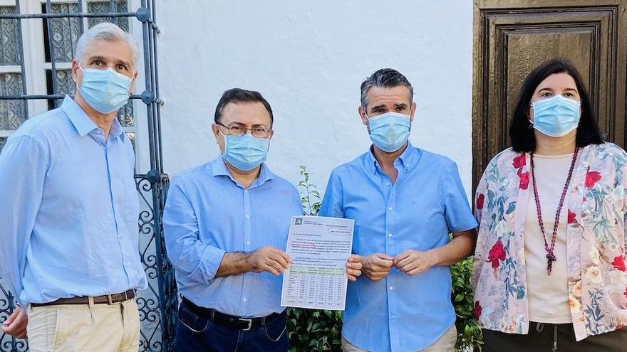 Miguel Ángel Heredia y José Bernal, ayer junto a ediles socialistas de Marbella.