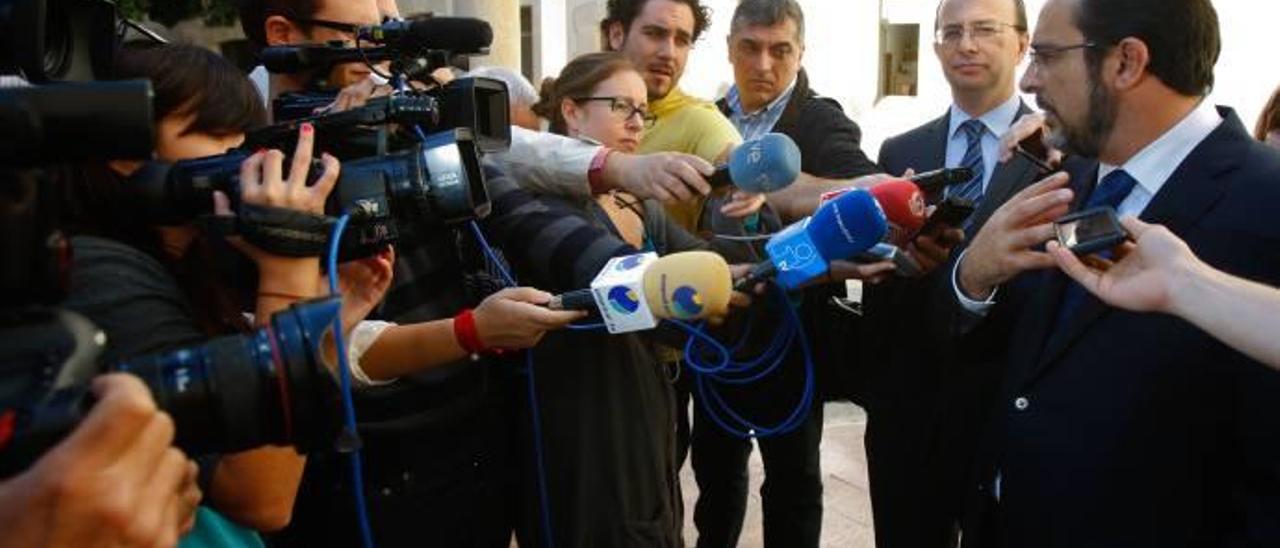 Javier Gutiérrez atiende a los medios bajo la mirada de José Luis Castedo el día que declararon ante el juez.