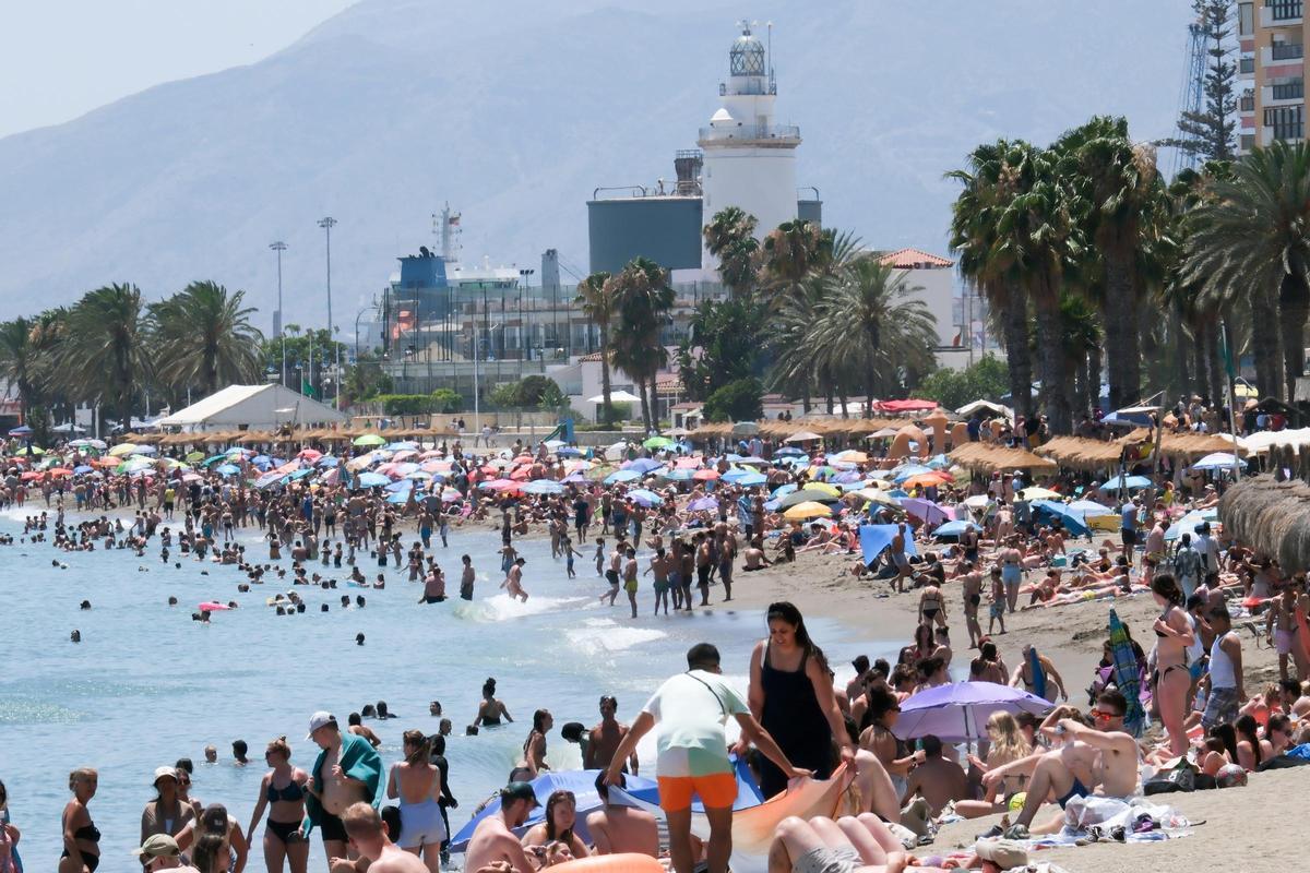 6/7/24, Malaga - . Playas y Calor. : . (Fotografía: Gregorio Marrero/La Opinion)