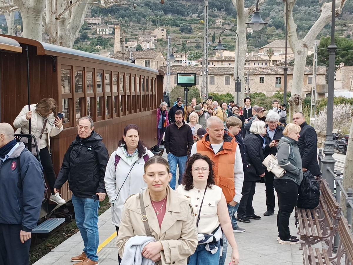 Los pasajeros bajan del Tren de Sóller al llegar al valle en su viaje de reinicio de la temporada.