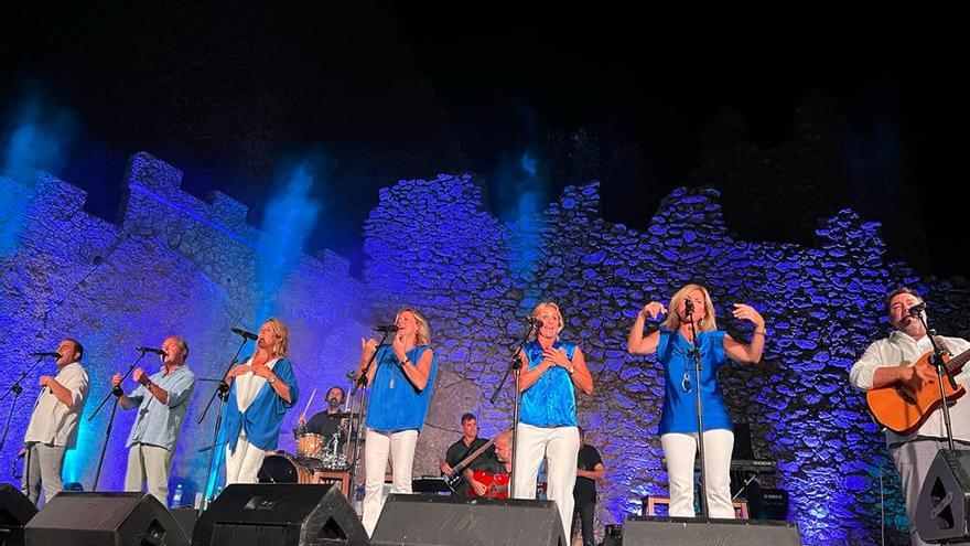 El grupo Siempre Así, en el Castillo de Montánchez.