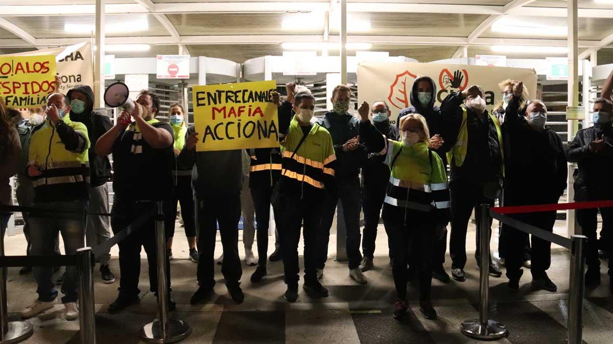 Trabajadores de Acciona bloquean la entrada a la planta de Nissan en la Zona Franca durante 3 horas.