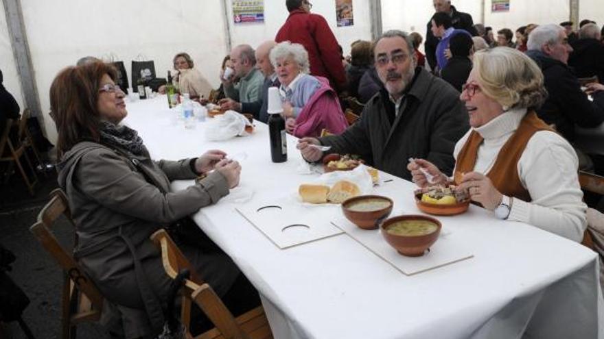 Comensales en la Festa do Caldo de Mourente.