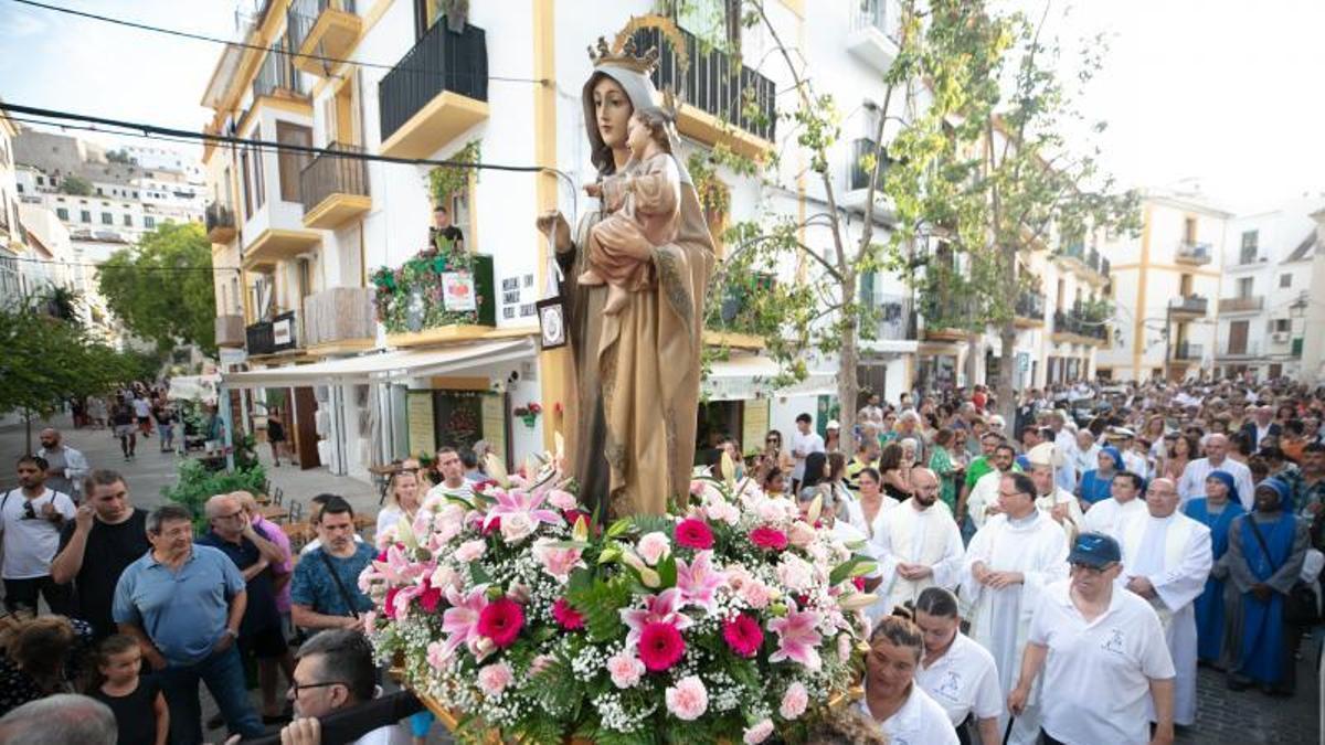 La Virgen del Carmen en procesión por las calles de la Marina de Vila.