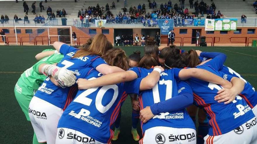 Las jugadoras del Oviedo, abrazándose antes del partido, ayer, en Logroño.